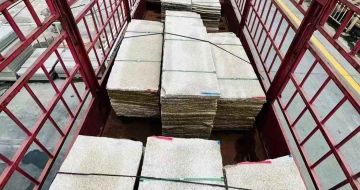 山南 黄金麻花岗岩荔枝面，光面毛板装车完成