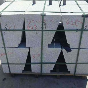 山南 芝麻白异形坐凳，石凳