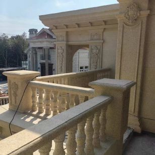 山南 黄金麻别墅外墙干挂雕花配合阳台栏杆花瓶柱