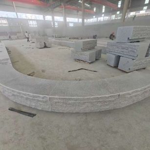 山南 芝麻白异形坐凳，自然面光面弧形加工