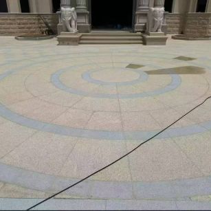 山南 黄金麻芝麻灰花岗岩石材地铺拼接效果