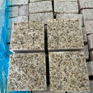 山南 黄金麻花岗岩自然面小方块，弹石，马蹄石等