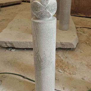 山南 芝麻白花岗岩石材挡车石柱、停车柱、圆柱挡车柱、方柱挡车柱等