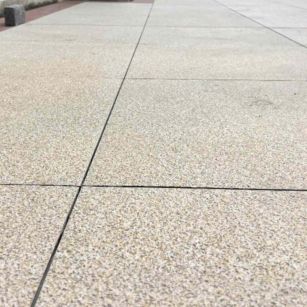 山南 黄金麻花岗岩石板材荔枝面地面铺装效果