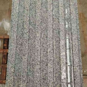 山南 芝麻白花岗岩荔枝面雕刻盲道，盲条