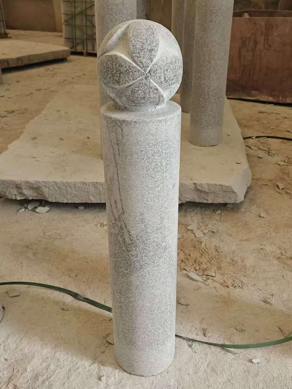 山南 芝麻白花岗岩石材挡车石柱、停车柱、圆柱挡车柱、方柱挡车柱等