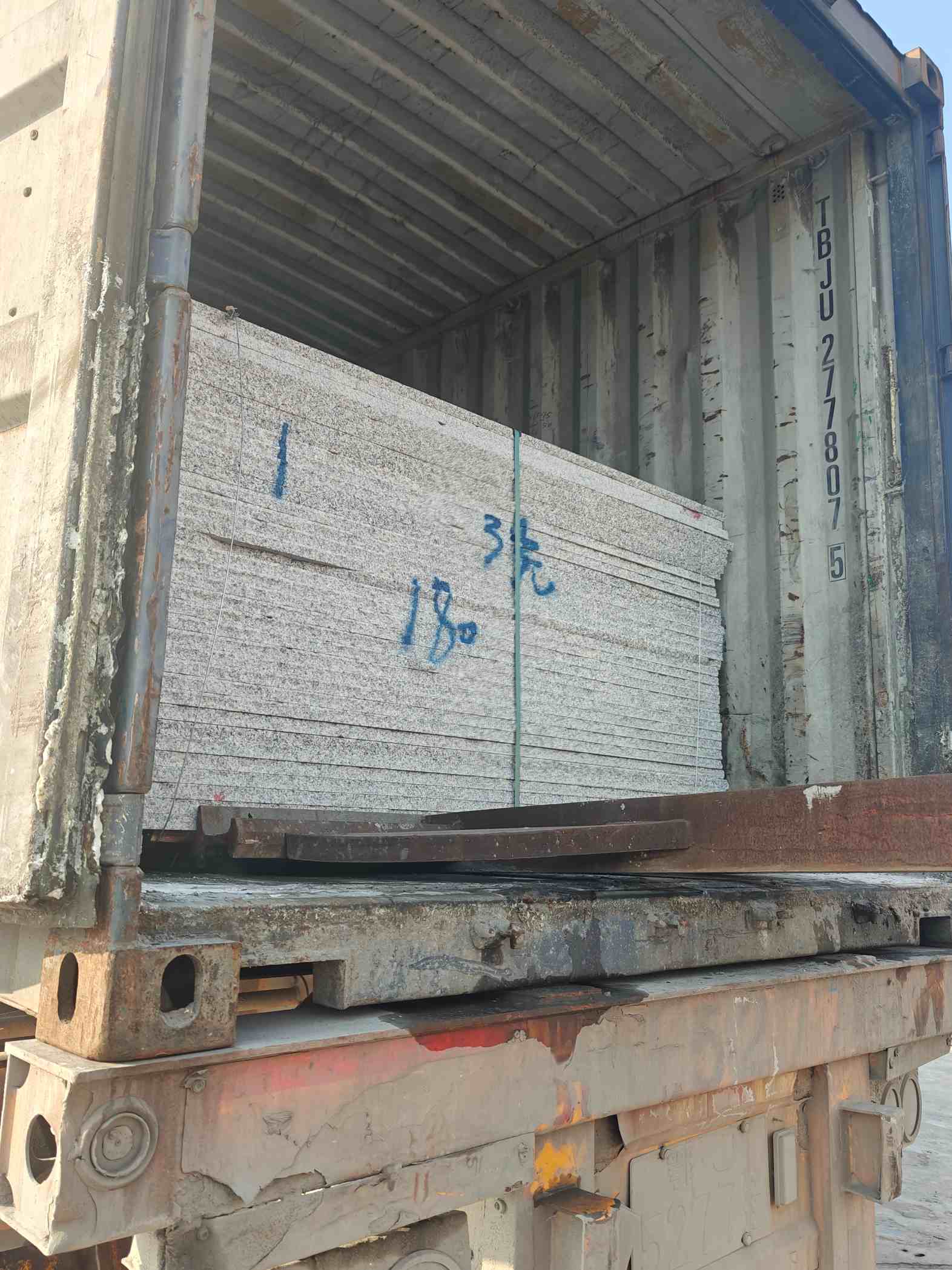 山南 芝麻白花岗岩石材3.0公分光面毛板装柜出货