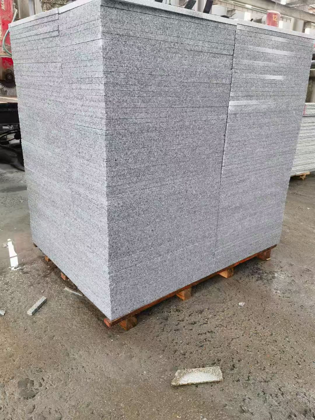 山南 芝麻白火烧面1.8厚300*600地铺石，尺寸标准，厚薄均匀