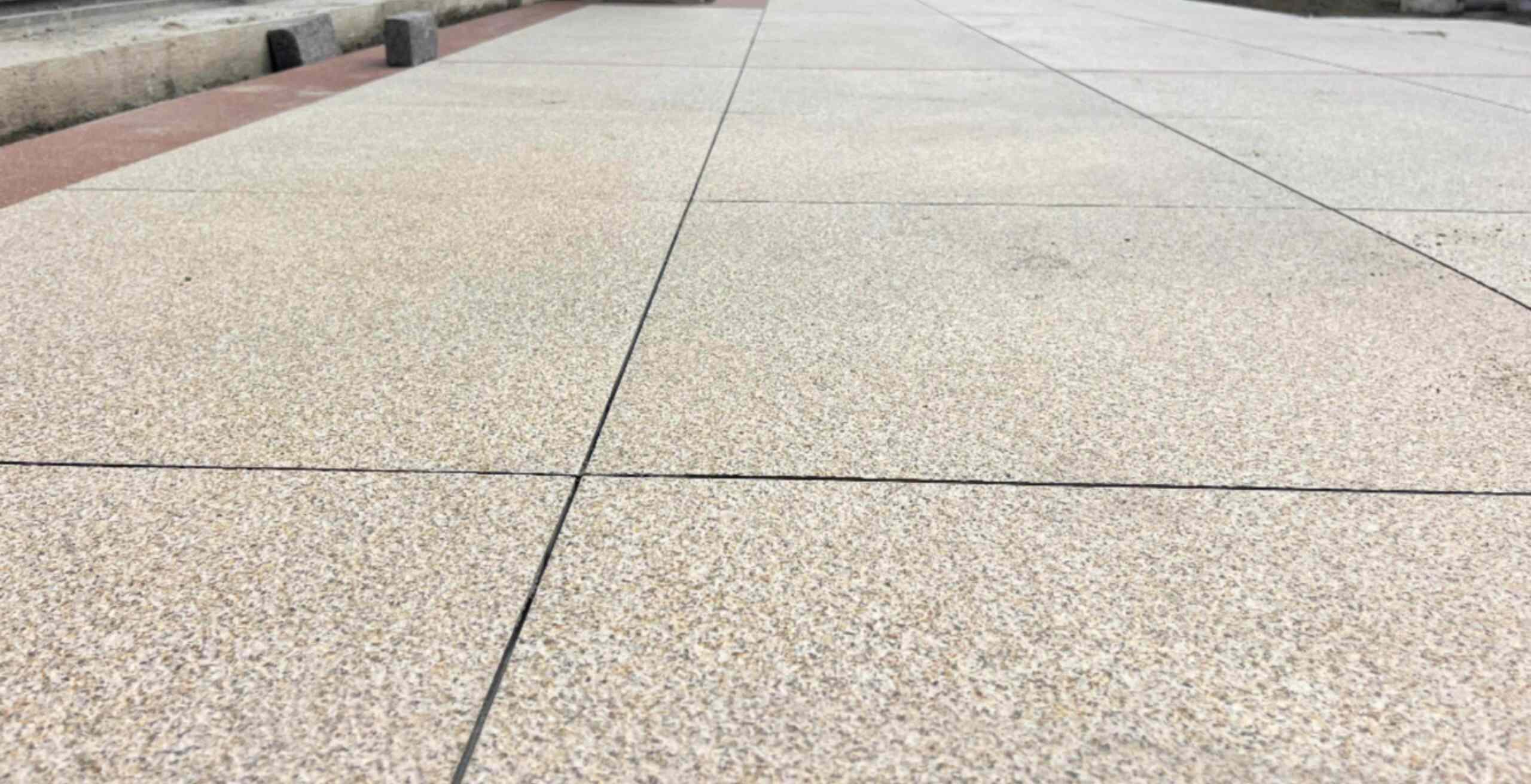 山南 黄金麻花岗岩石板材荔枝面地面铺装效果