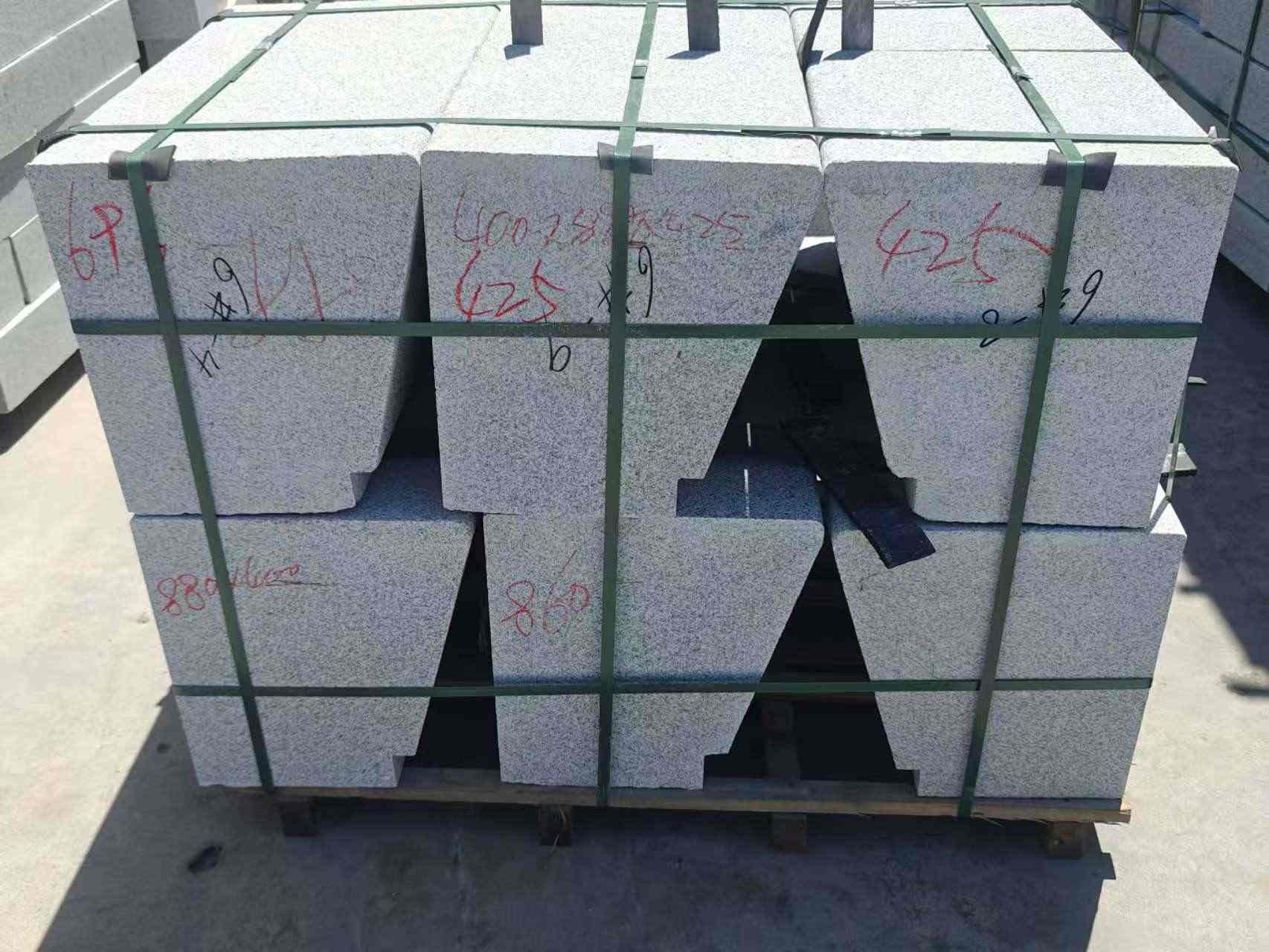 山南 芝麻白异形坐凳，石凳