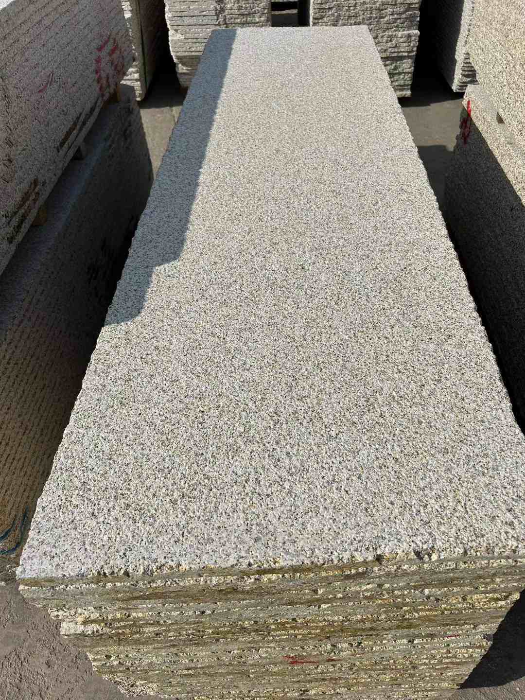 山南 黄金麻花岗岩荔枝面毛板，半成品