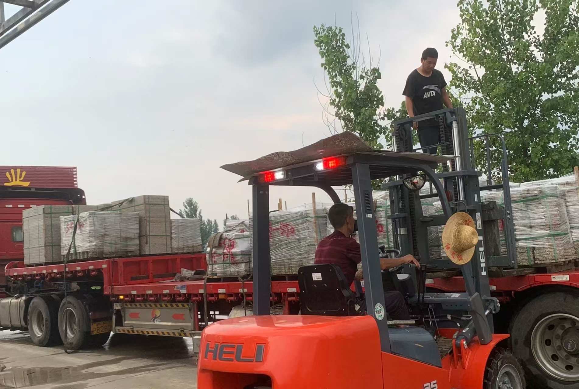 山南 黄金麻冰裂纹，地铺石装车