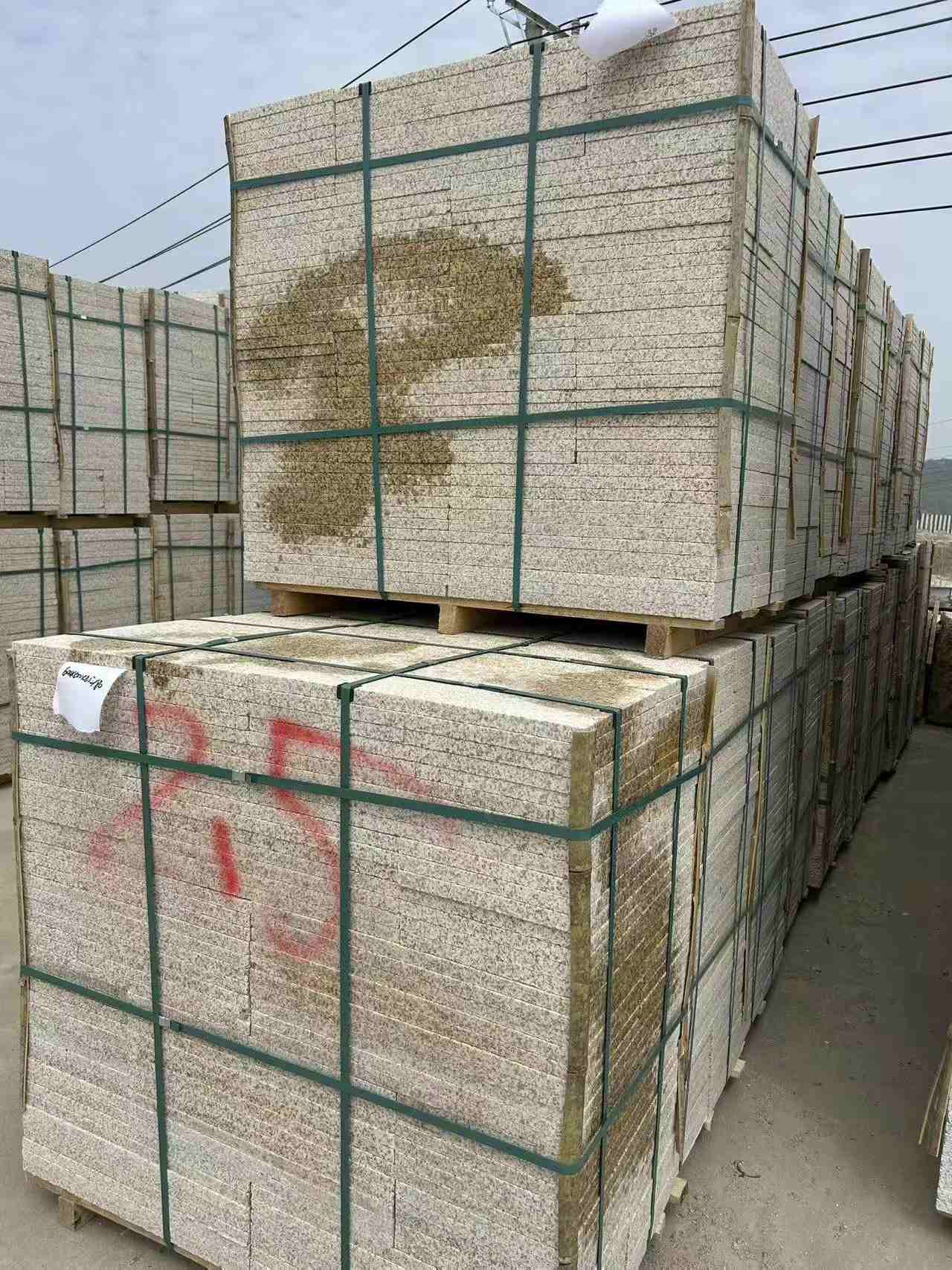 山南 黄金麻花岗岩石材荔枝面地铺石2.5*300*600