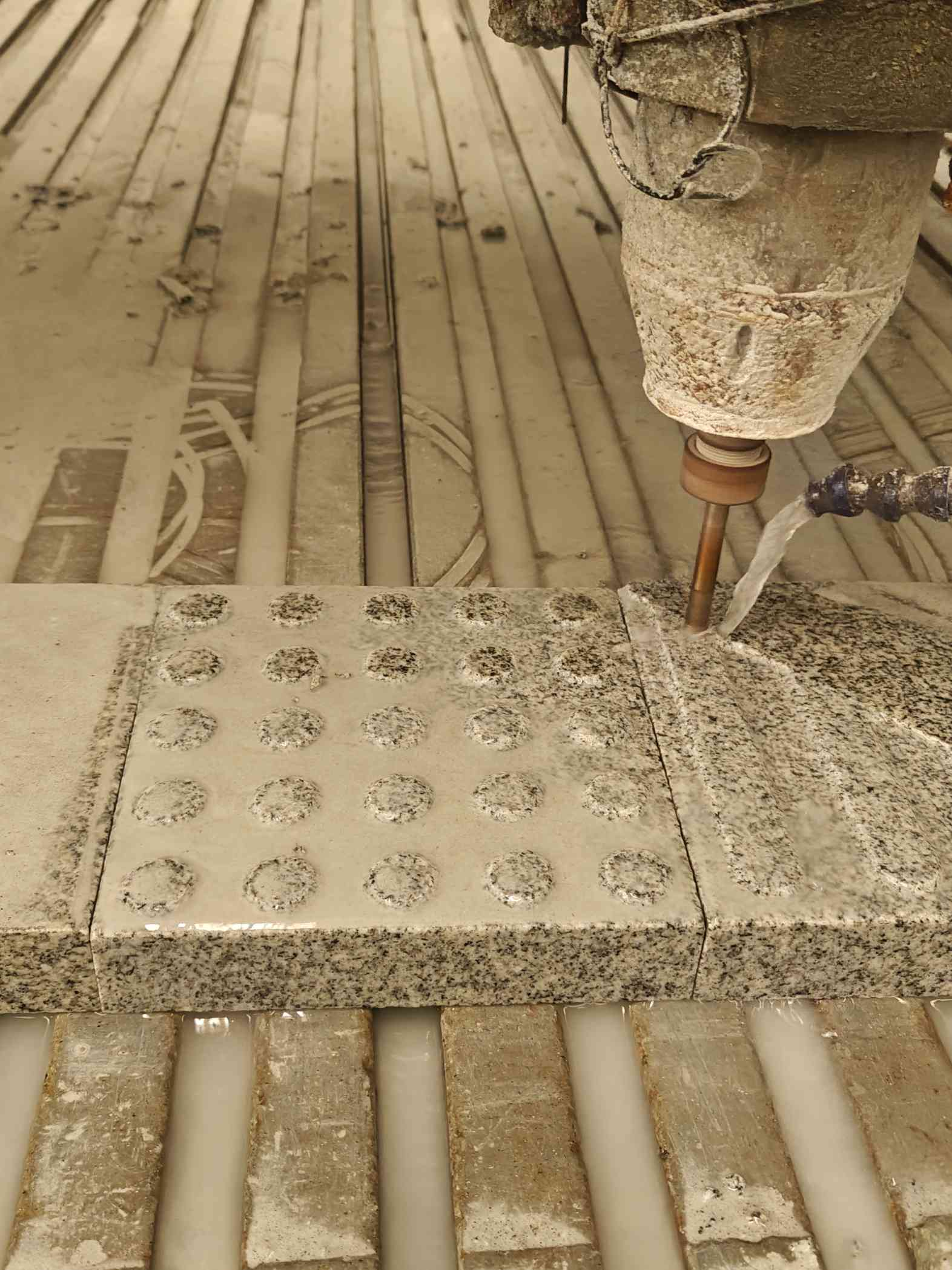 山南 芝麻白花岗岩石材盲人石、盲道石、盲点石