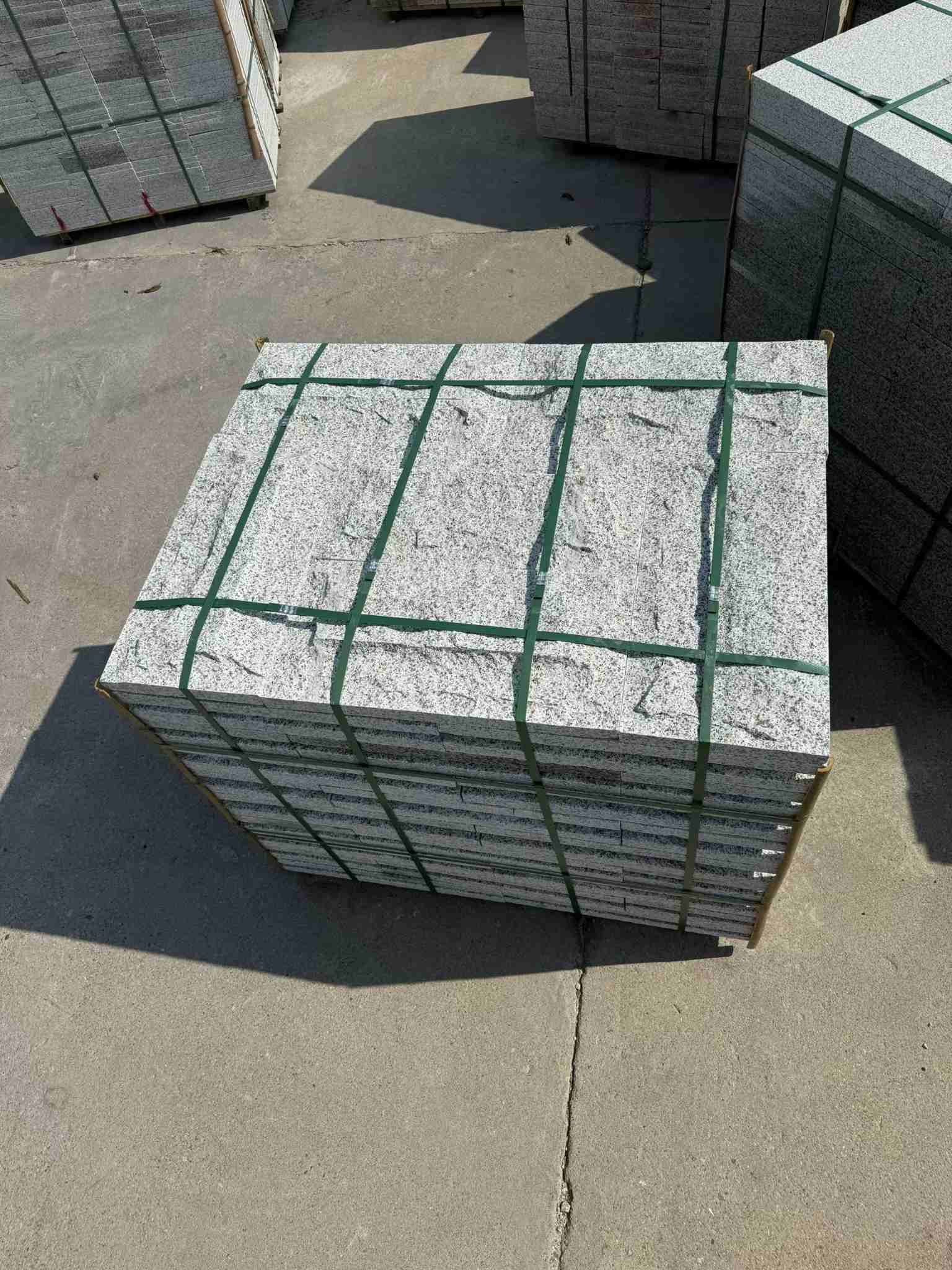 山南 白麻花岗岩石材自然面蘑菇石成品