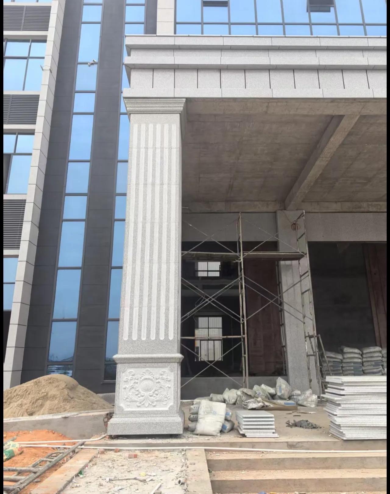 山南 芝麻白光面花岗岩门楼大柱（罗马柱）配雕花底座