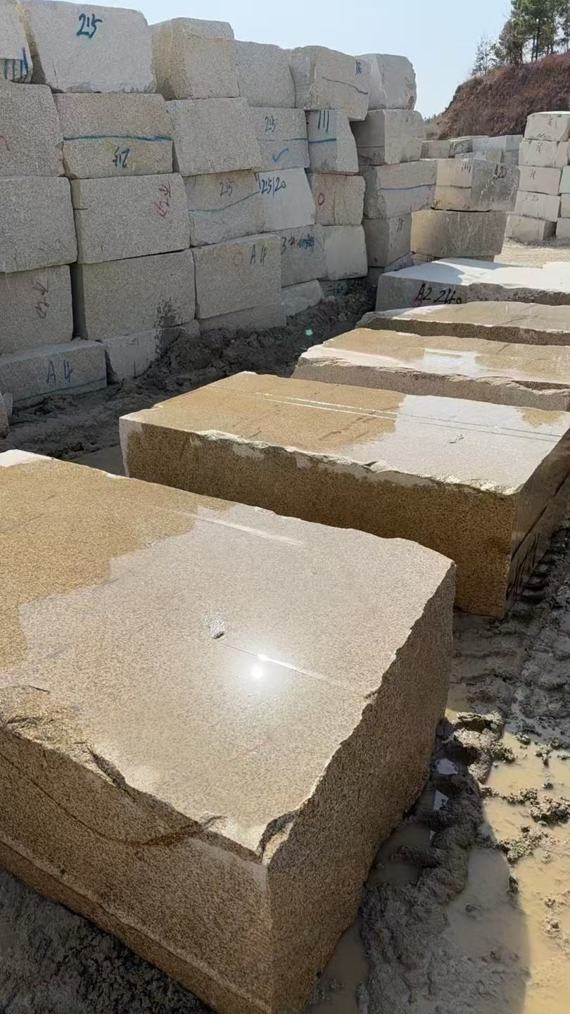 山南 黄金麻方料堆场洗料分选中，原材料充足