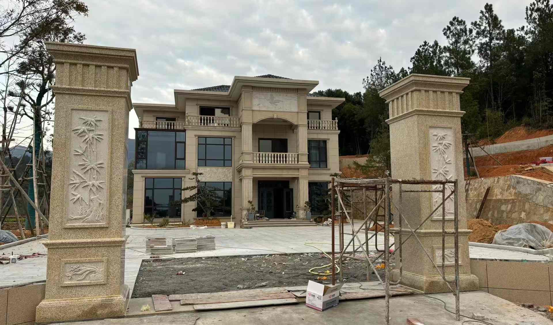 山南 黄金麻花岗岩别墅雕花外墙干挂配上门口雕花罗马柱