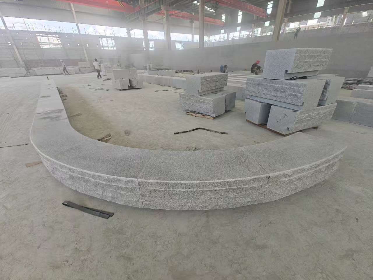 山南 芝麻白异形坐凳，自然面光面弧形加工