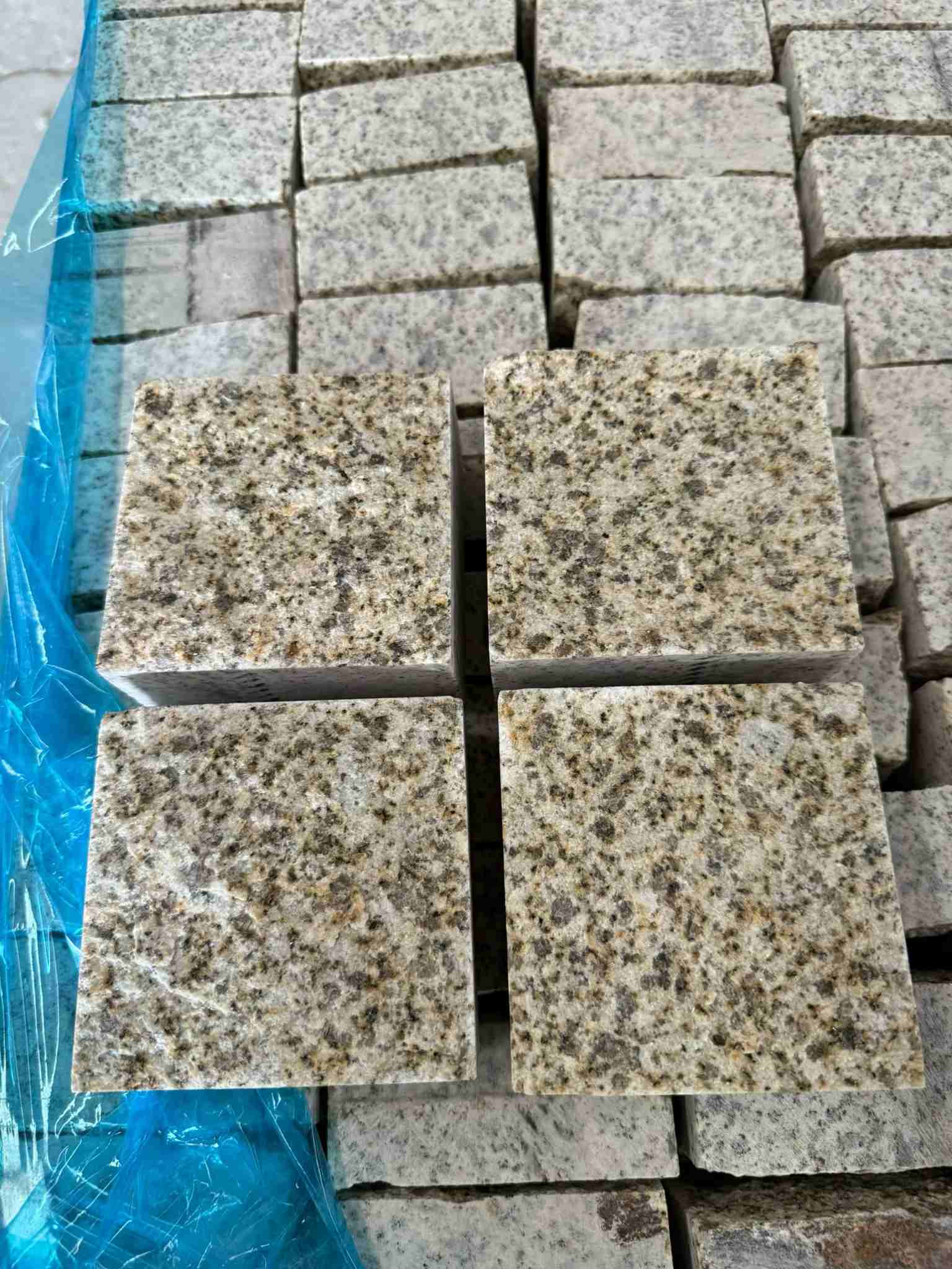 山南 黄金麻花岗岩自然面小方块，弹石，马蹄石等