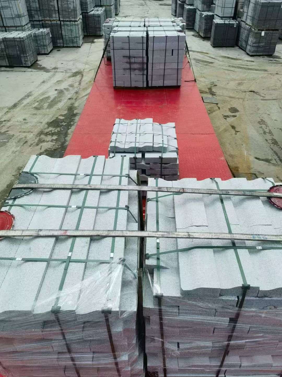 山南 芝麻白仿形加直形路沿石出货日常