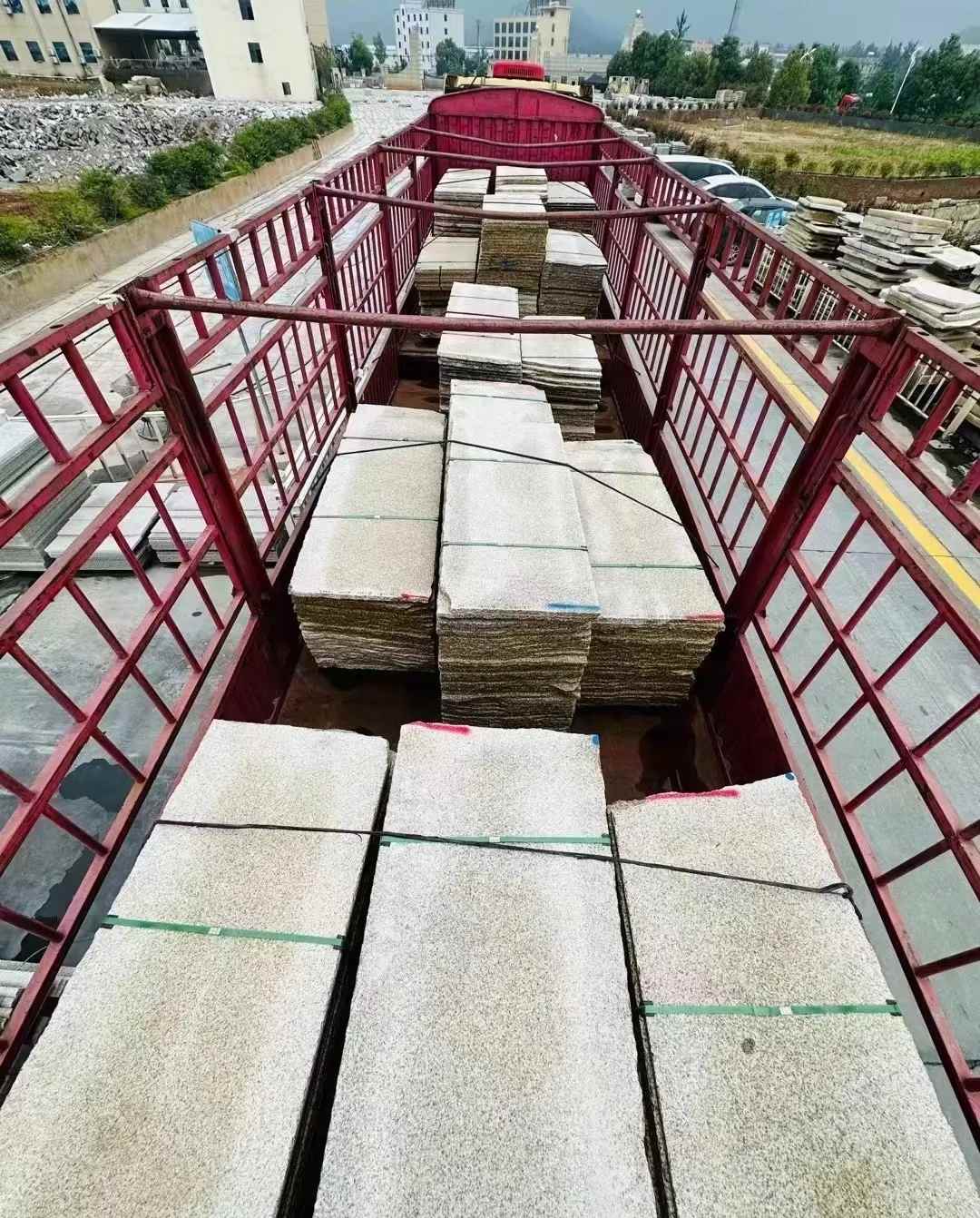 山南 黄金麻花岗岩荔枝面，光面毛板装车完成