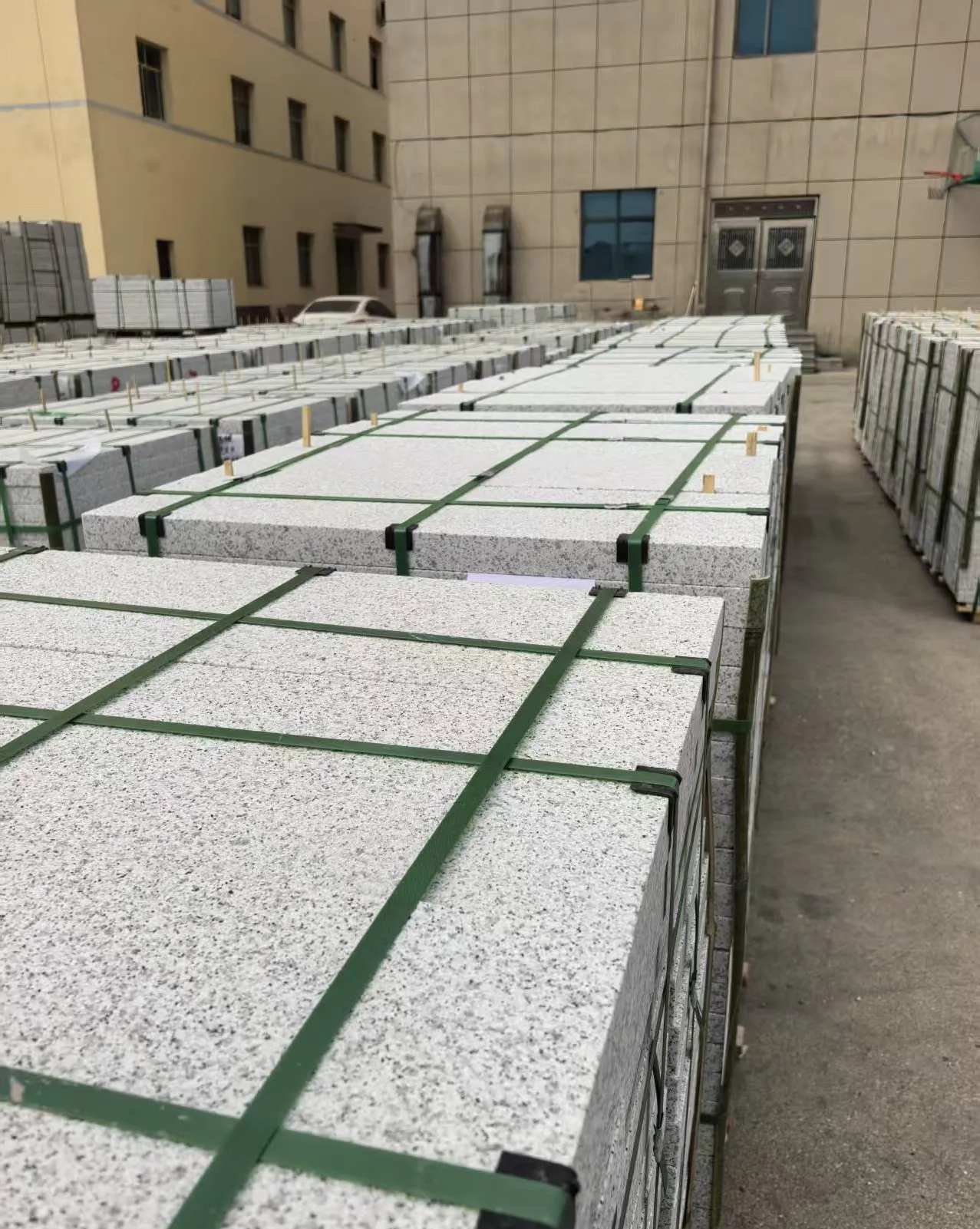 山南 白麻花岗岩5.0公分荔枝面地铺石