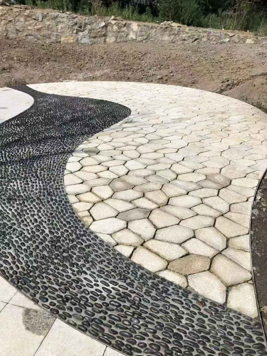 山南 黄金麻冰裂纹地铺石工地铺装案例