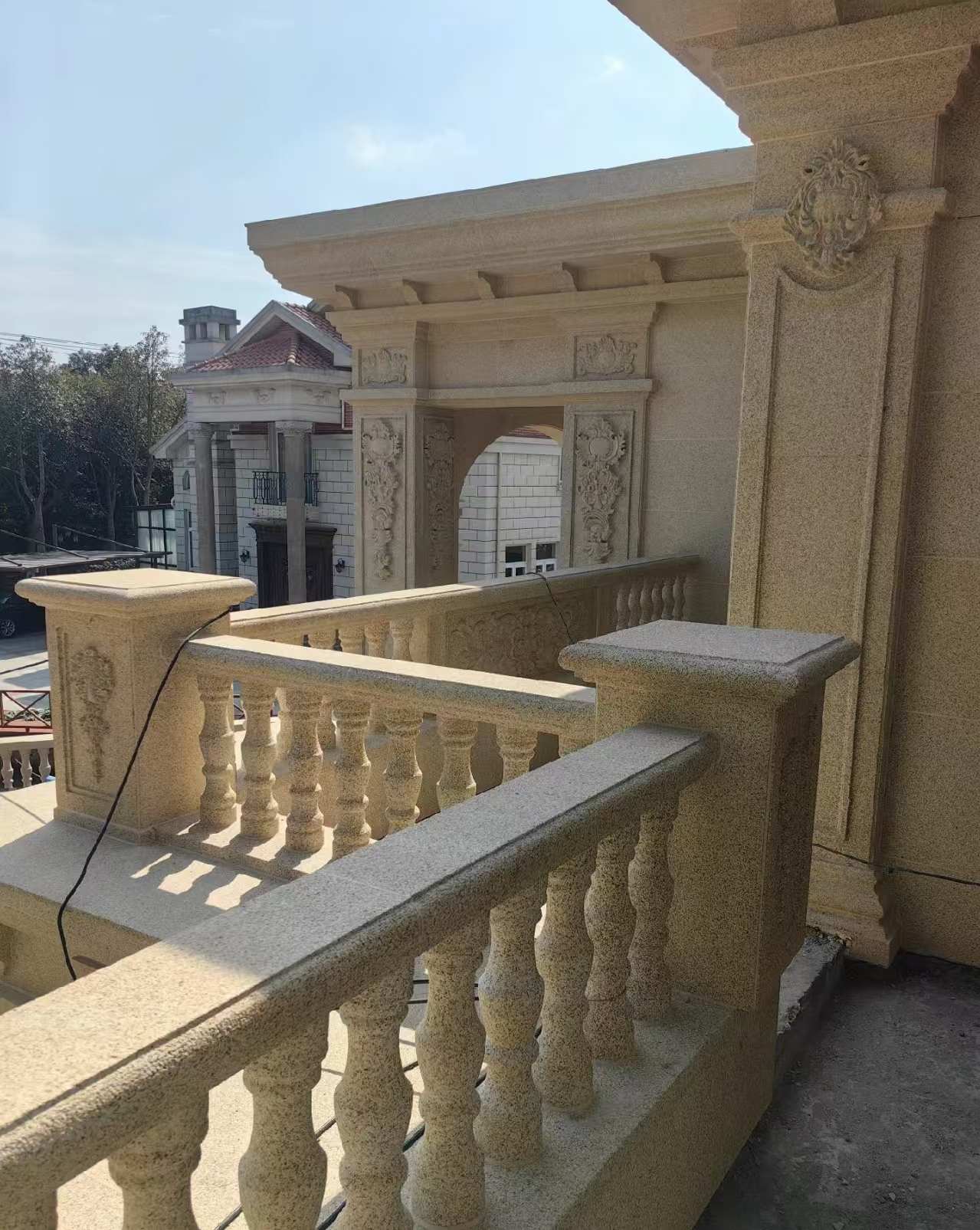 山南 黄金麻别墅外墙干挂雕花配合阳台栏杆花瓶柱