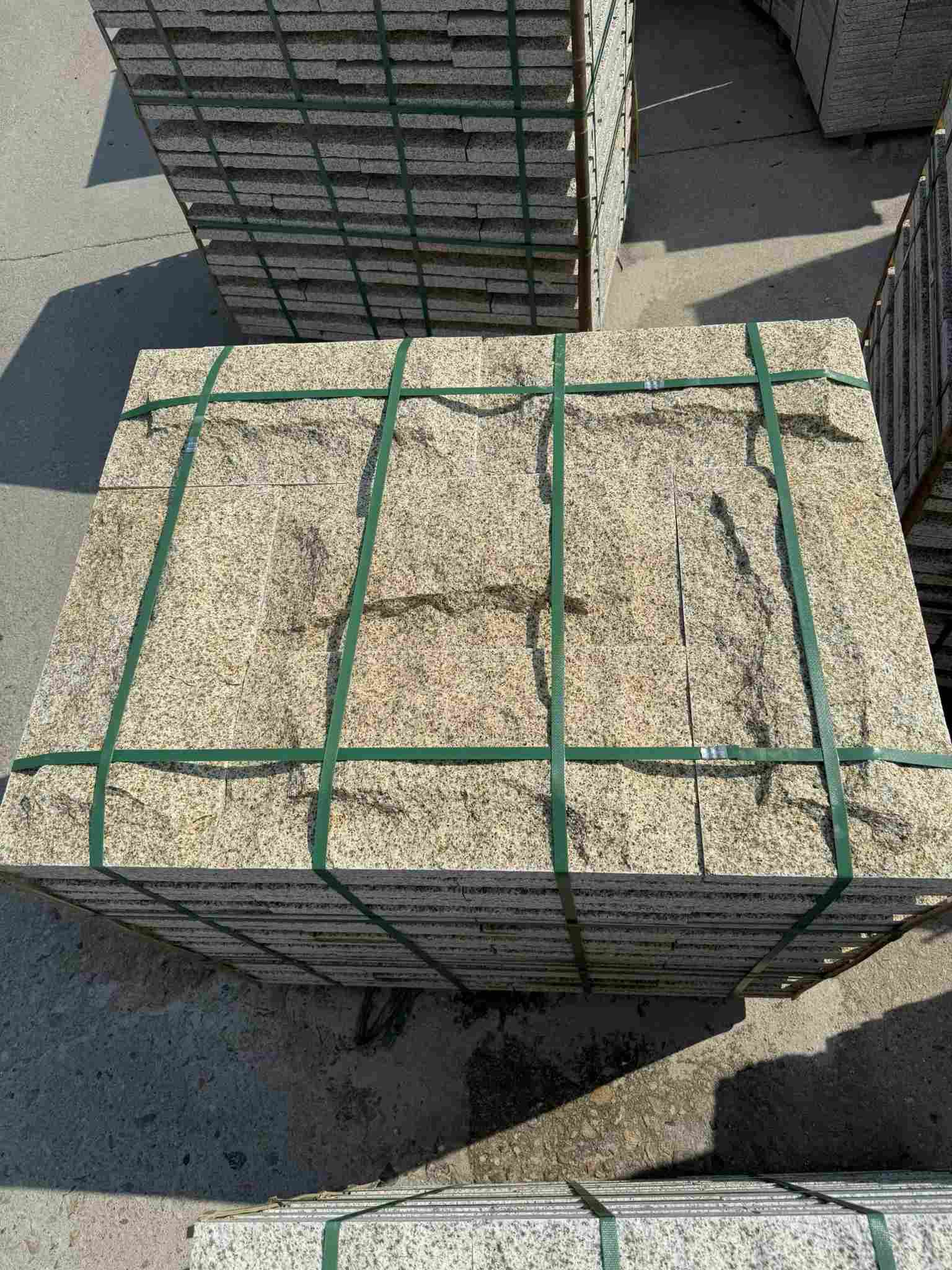 山南 黄金麻花岗岩石材自然面蘑菇石成品