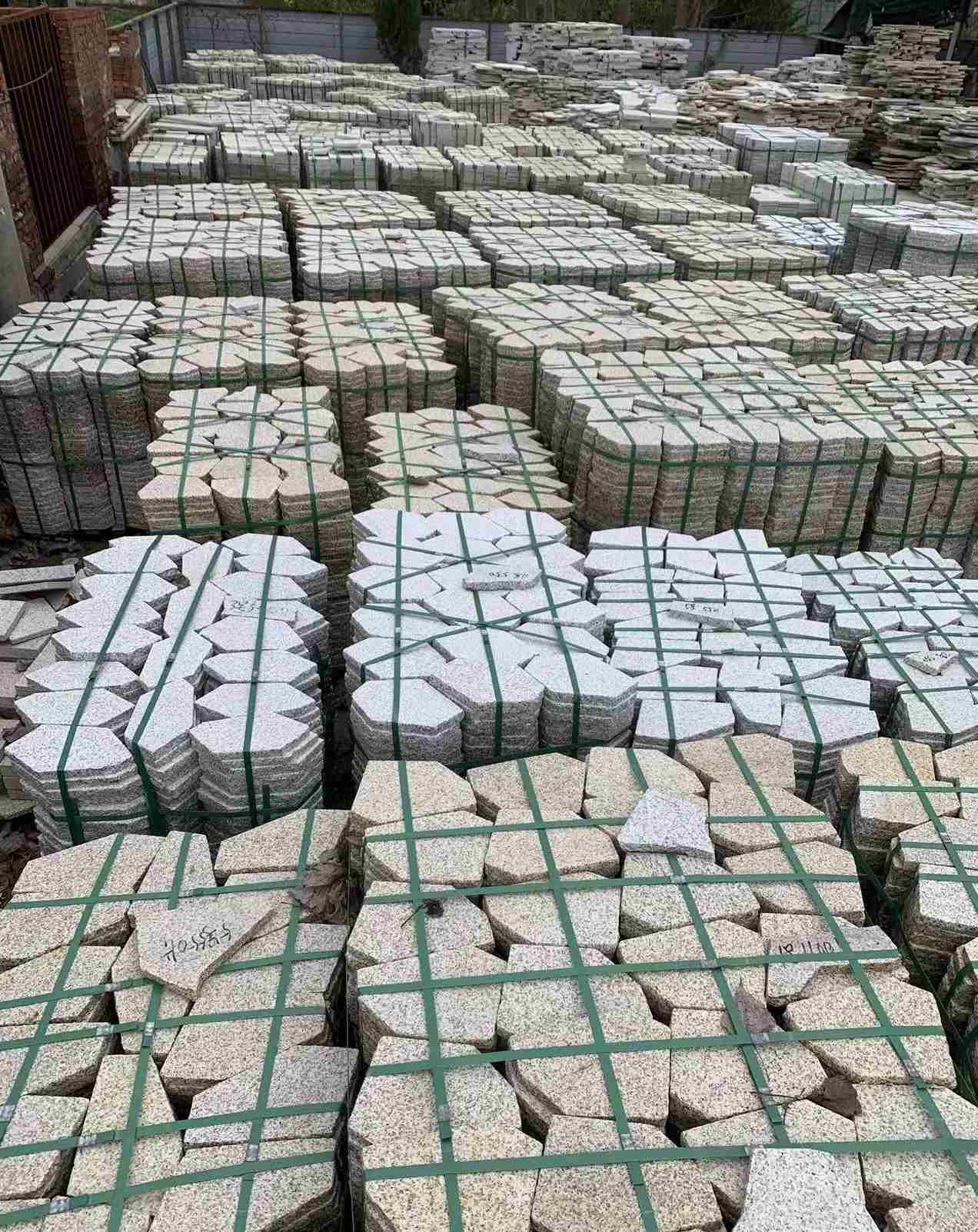 山南 黄金麻白麻花岗岩荔枝面地铺石(冰裂纹)