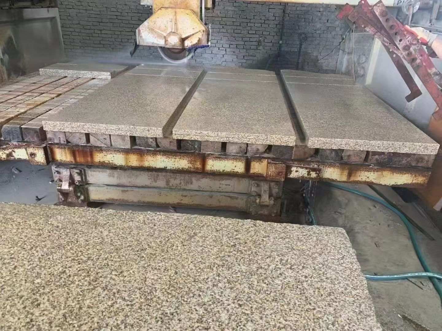 山南 黄金麻荔枝面成品板加工