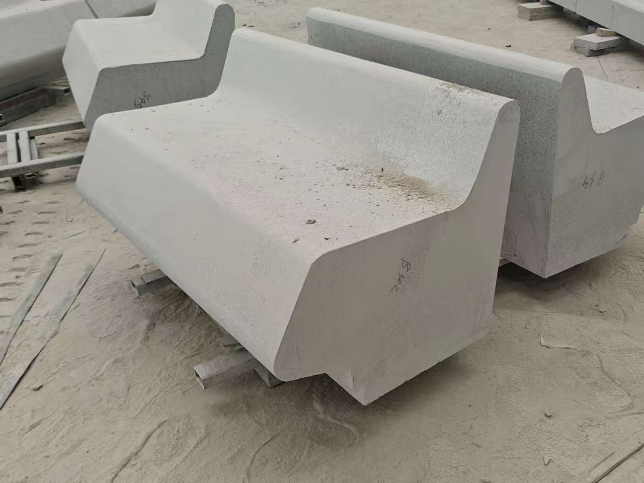 山南 芝麻白花岗岩异形坐凳，石凳