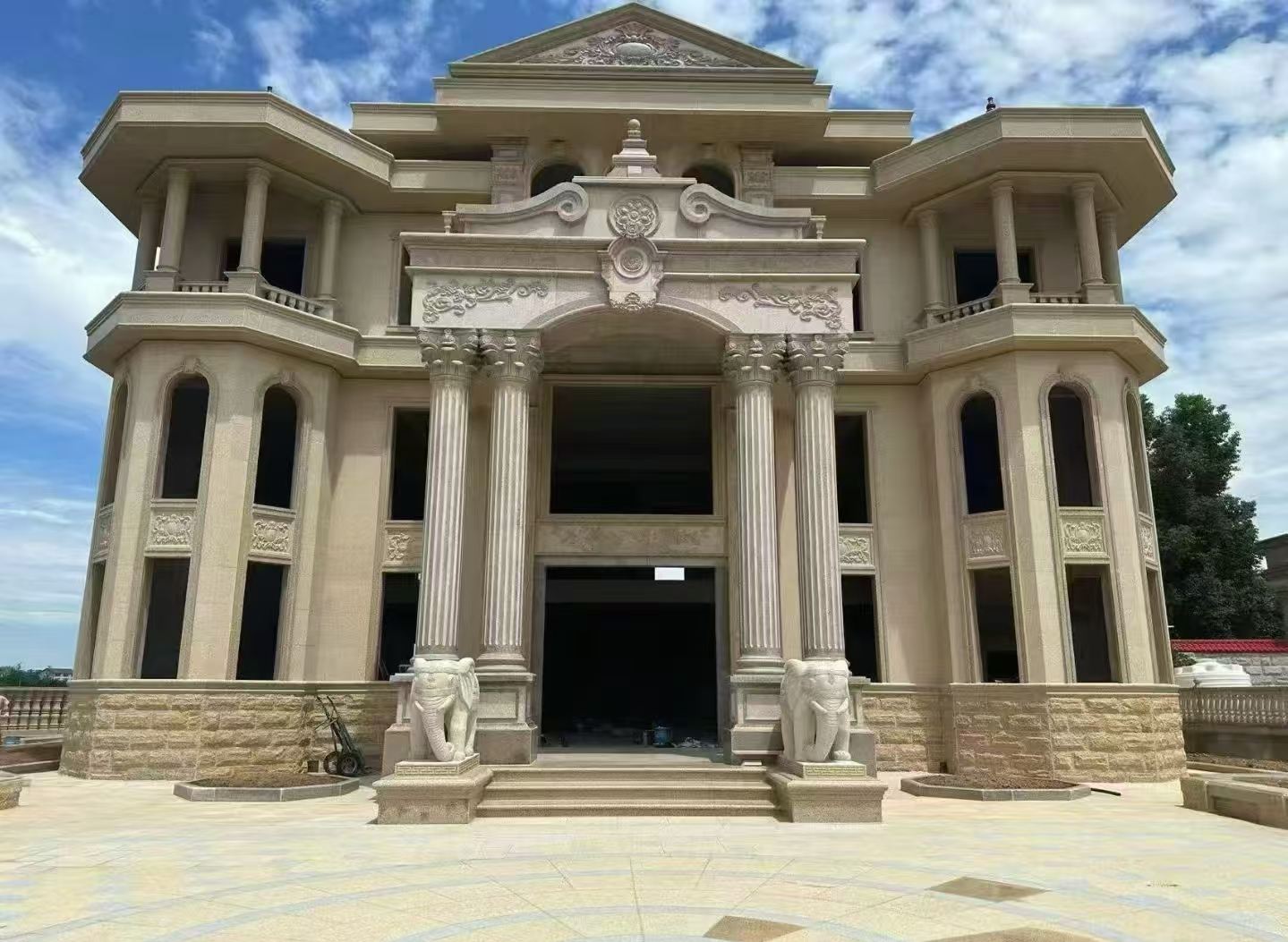 山南 黄金麻别墅外墙干挂，大柱，大象，蘑菇石，雕花板