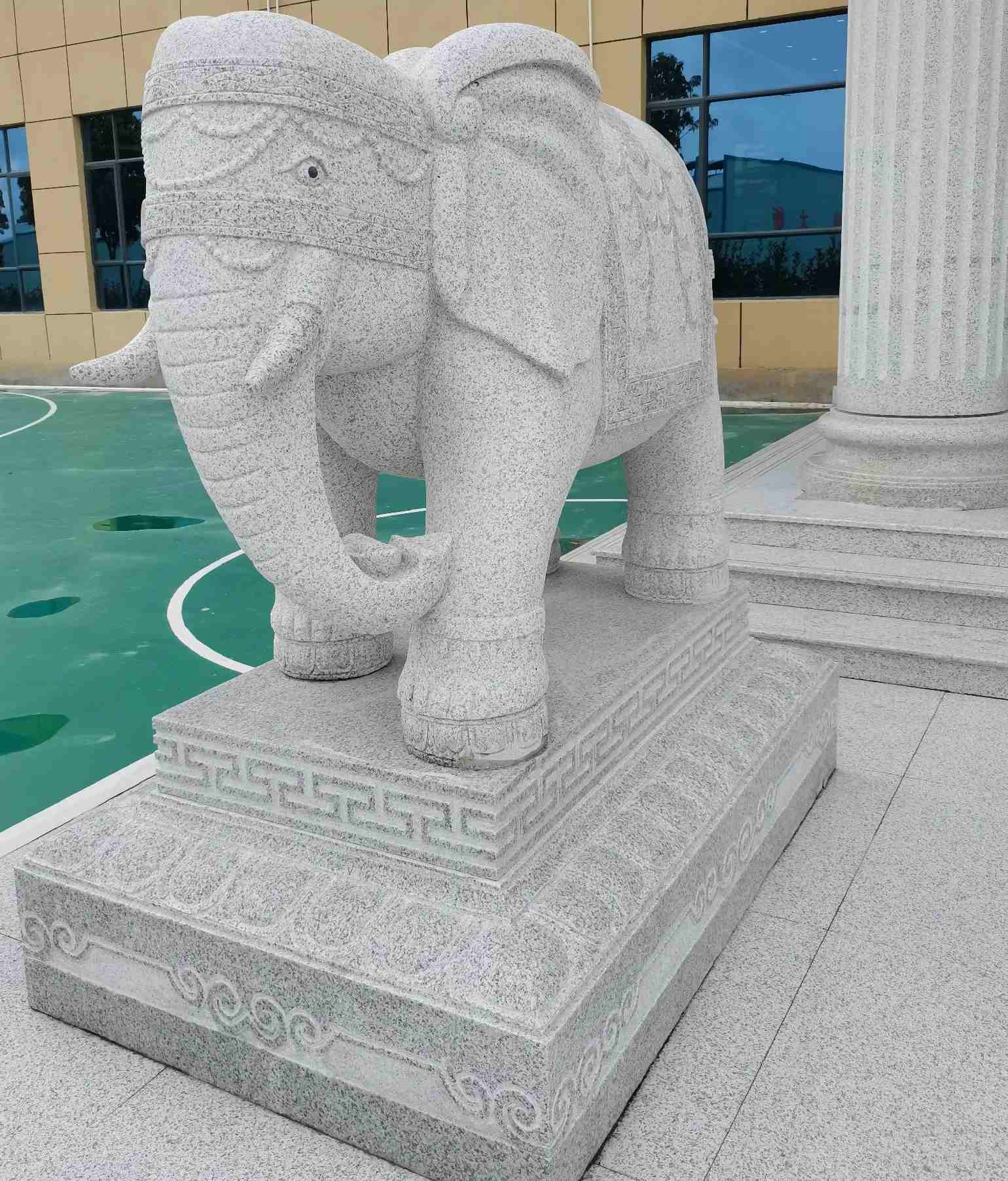 山南 白麻花岗岩动物异形石雕-大象