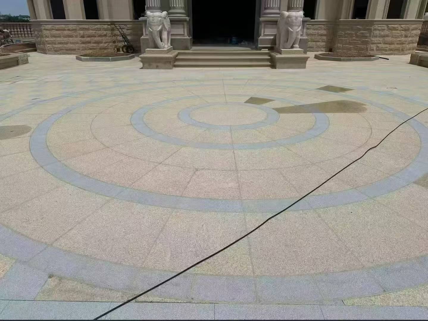 山南 黄金麻芝麻灰花岗岩石材地铺拼接效果