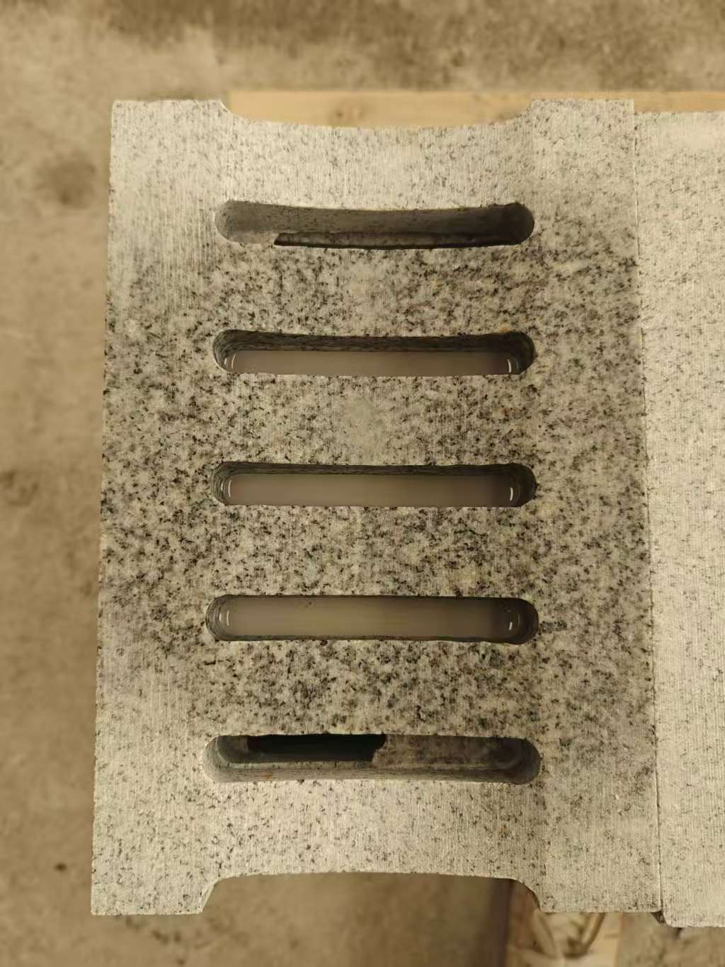 山南 芝麻白拉丝面花岗岩U型开槽排水槽