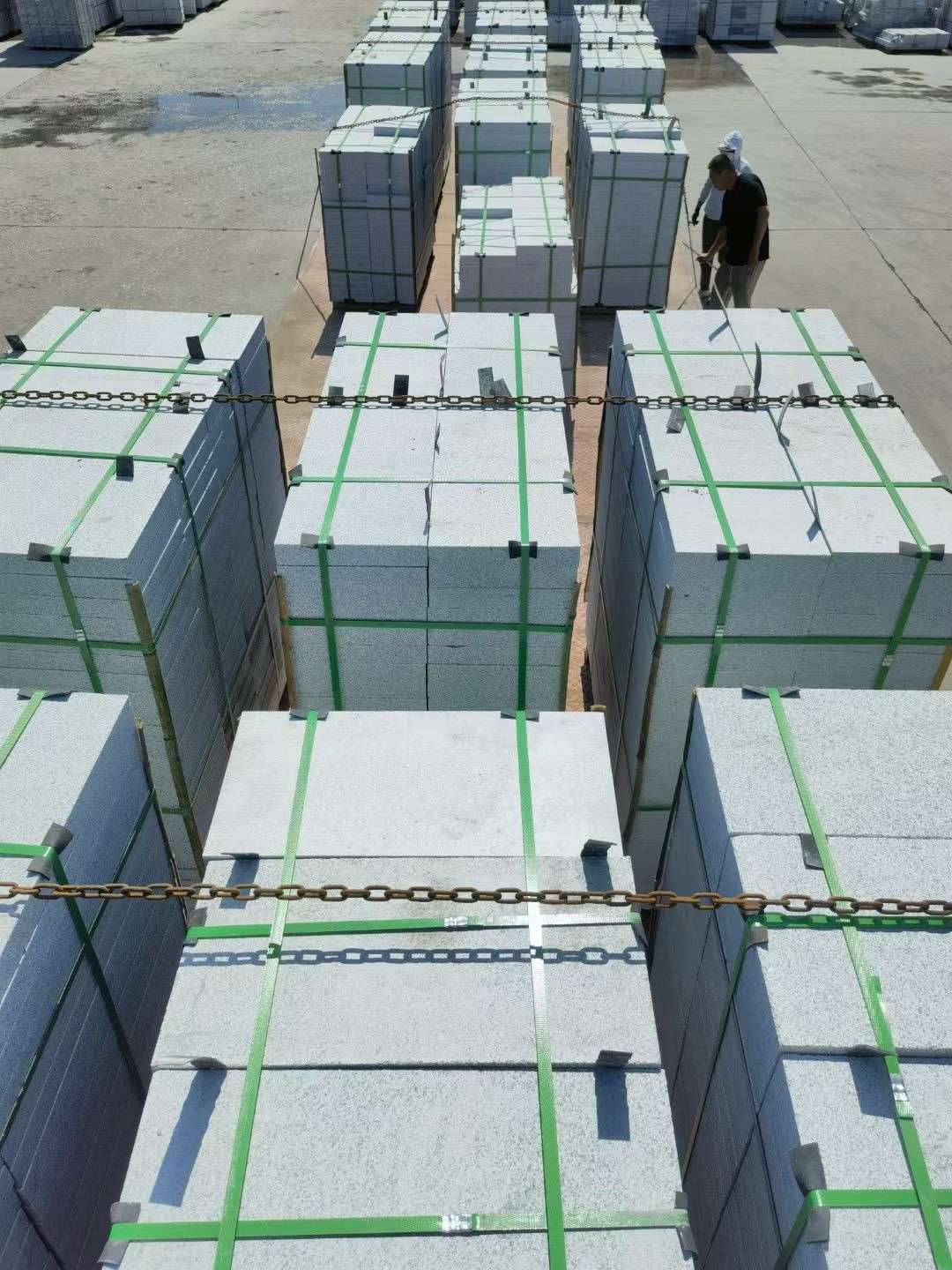 山南 芝麻白花岗岩5公分地铺石 花岗岩厂家工厂装车日常